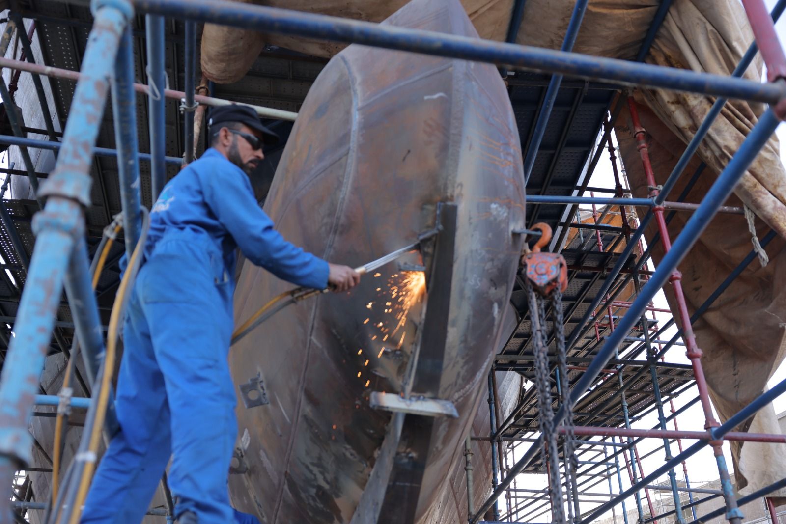 الفريق أسامة ربيع يشهد تدشين القاطرتين "عزم ٣" و"عزم ٤" خلال جولته بمصنع مصر لبناء القاطرات - الخليج الان