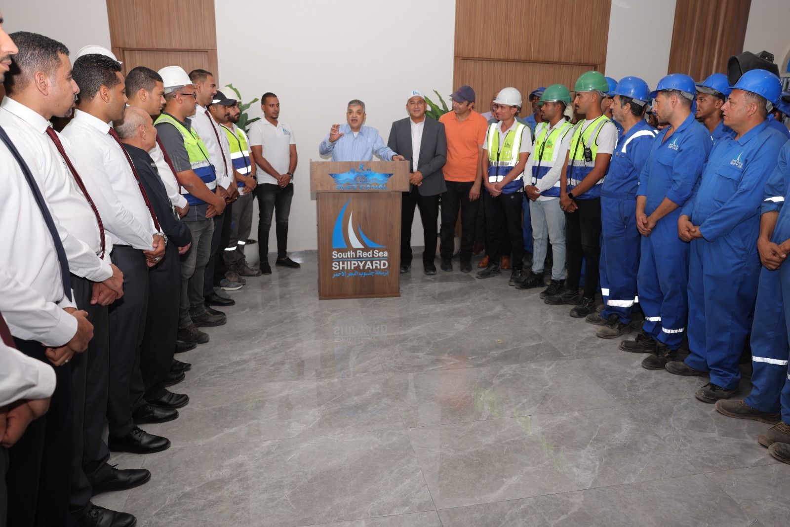 الفريق أسامة ربيع يشهد تدشين القاطرتين "عزم ٣" و"عزم ٤" خلال جولته بمصنع مصر لبناء القاطرات - الخليج الان