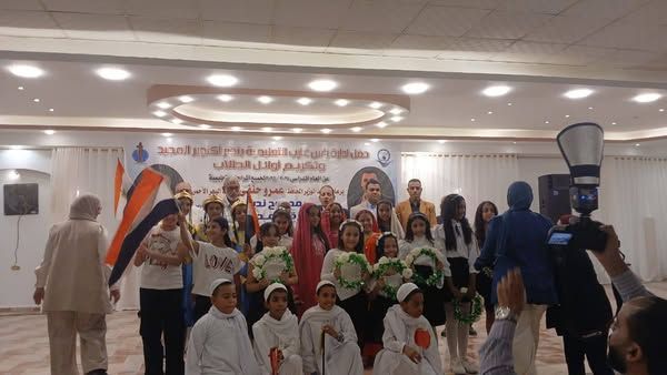 إدارة رأس غارب تحتفل بانتصارات أكتوبر وتكرّم أوائل الطلاب في حضور قيادات التعليم بالبحر الأحمر. .. - الخليج الان