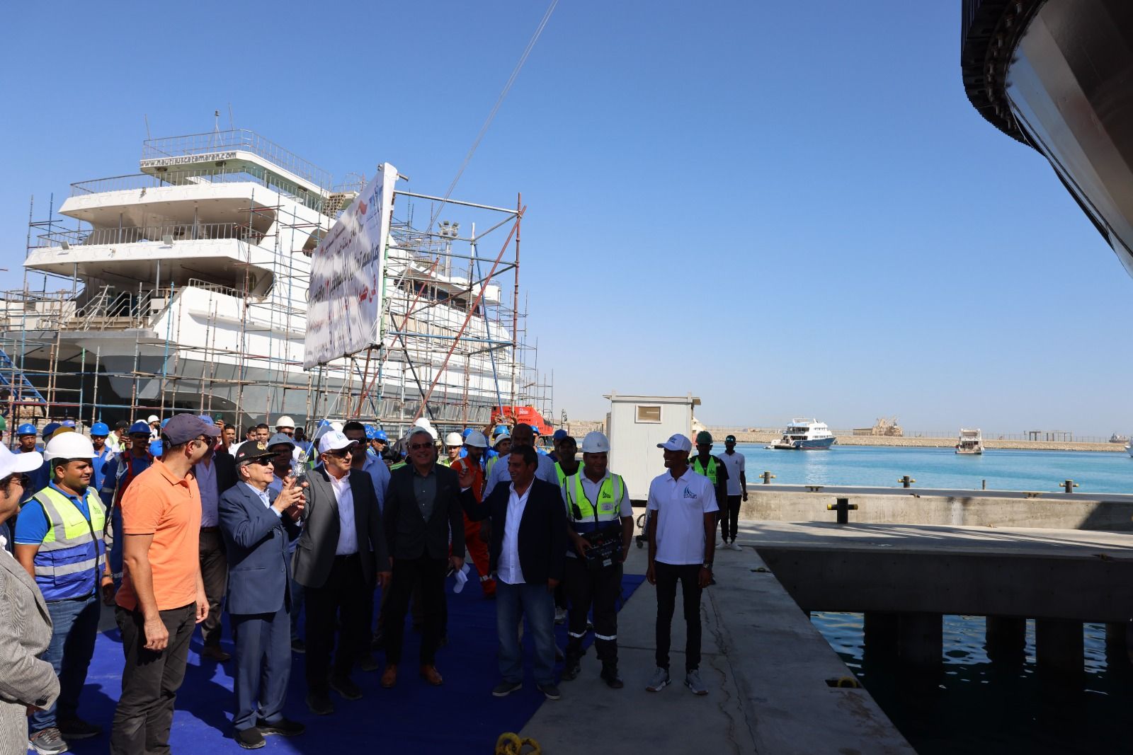 الفريق أسامة ربيع يشهد تدشين القاطرتين "عزم ٣" و"عزم ٤" خلال جولته بمصنع مصر لبناء القاطرات - الخليج الان