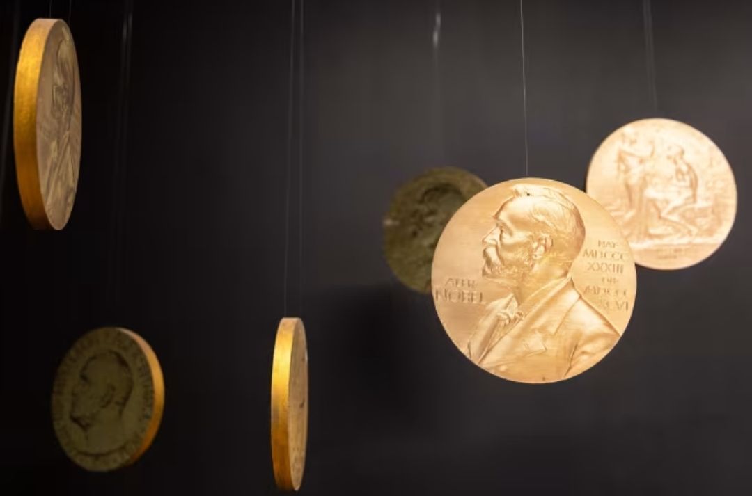 «عين سيد البيت الأبيض على المكافأة الكبرى».. هل يمكن أن يفوز ترامب بجائزة نوبل للسلام؟ - الخليج الان