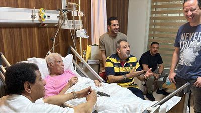 مجدي عبد الغني وفاروق جعفر وهاني حتحوت في زيارة دعم للكابتن حسن شحاتة بعد أزمته الصحية (صور) - الخليج الان