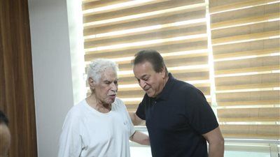 بتكليف من رئيس الجمهورية.. نائب رئيس مجلس الوزراء ووزير الصحة يزور الكابتن حسن شحاتة للاطمئنان على حالته الصحية - الخليج الان