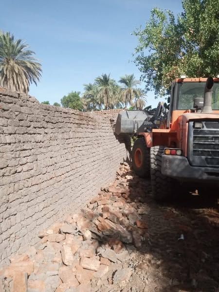 رصف ٤٠٠ متر تقريباً وتنفيذ عدد ٢ حالة إزالة ضمن الموجة ٢٧ بالزينية شمال الأقصر - الخليج الان