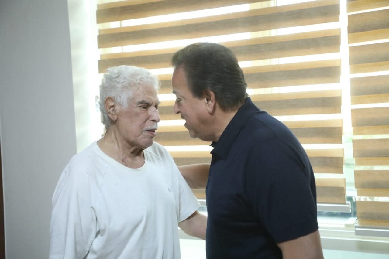 بتكليف من رئيس الجمهورية.. نائب رئيس مجلس الوزراء ووزير الصحة يزور الكابتن حسن شحاتة للاطمئنان على حالته الصحية - الخليج الان