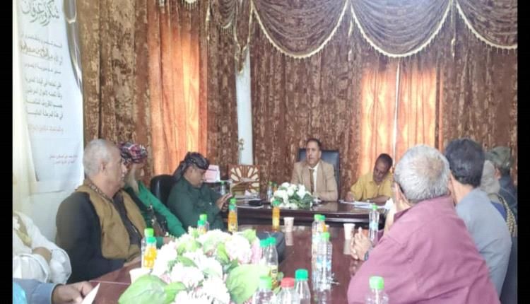 مديرية لبعوس تُناقش الإيرادات والمشاريع وتُكرّم تاجرًا لالتزامه بتخفيض أسعار المواد الغذائية