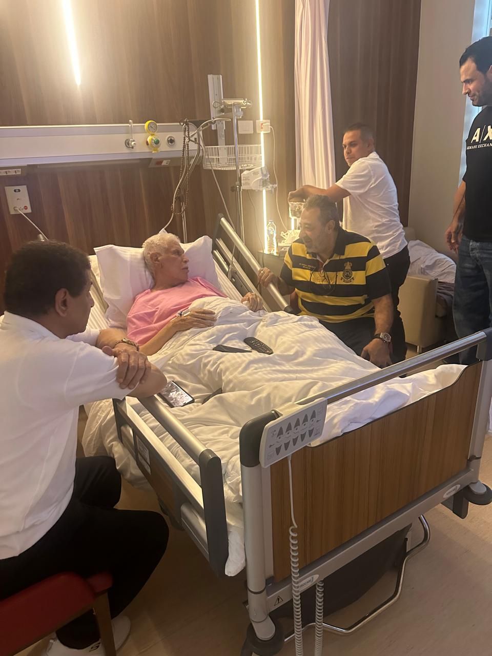 مجدي عبد الغني وفاروق جعفر وهاني حتحوت في زيارة دعم للكابتن حسن شحاتة بعد أزمته الصحية (صور) - الخليج الان