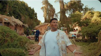 من أجل انفاذ فريق الشعلة… أحمد عبد الحميد يتعرض للخطر في أدغال نيجيريا بـ مسلسل ابن النادي - الخليج الان