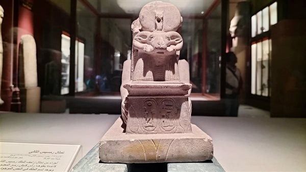 تمثال نادر لرمسيس الثاني يجسد العلاقة المقدسة بين الملك والمعبود آمون بالمتحف المصري