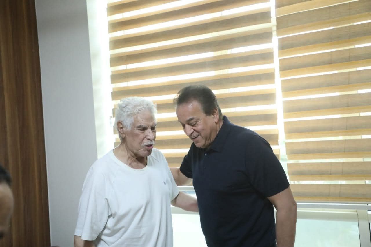 بتكليف من رئيس الجمهورية.. نائب رئيس مجلس الوزراء ووزير الصحة يزور الكابتن حسن شحاتة للاطمئنان على حالته الصحية - الخليج الان