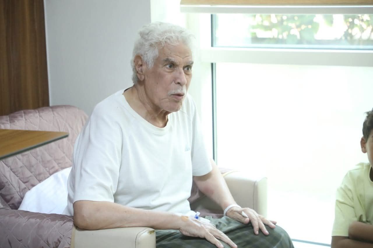 بتكليف من رئيس الجمهورية.. نائب رئيس مجلس الوزراء ووزير الصحة يزور الكابتن حسن شحاتة للاطمئنان على حالته الصحية - الخليج الان