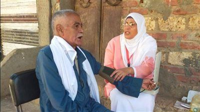 الكشف على 600 مواطن .. مبادرات صحية في شوارع قرى سمالوط بالمنيا - الخليج الان