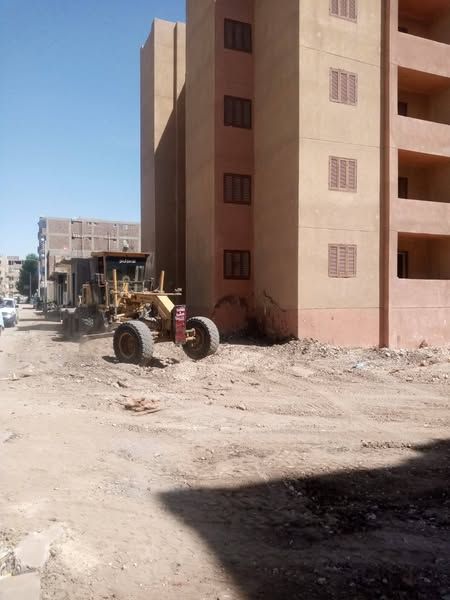 رصف ٤٠٠ متر تقريباً وتنفيذ عدد ٢ حالة إزالة ضمن الموجة ٢٧ بالزينية شمال الأقصر - الخليج الان