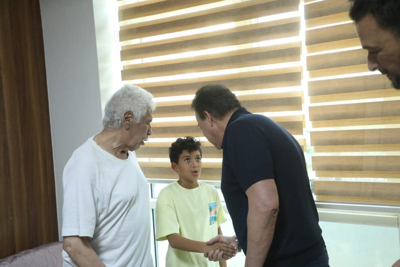 بتكليف من رئيس الجمهورية.. نائب رئيس مجلس الوزراء ووزير الصحة يزور الكابتن حسن شحاتة للاطمئنان على حالته الصحية - الخليج الان