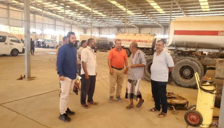 نائب المدير التنفيذي لشؤون التجارية يتفقد ورشة دار سعد ويشيد بمستواها الفني في صيانة أسطول النقل
