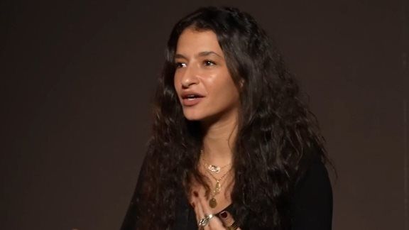 أميرة أديب عن تعرضها للانتقادات بسبب الغناء: دخلت في اكتئاب وحسيت العالم كله ضدي - الخليج الان