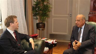 الكهرباء: التوسع فى أنظمة تخزين الطاقة بواسطة البطاريات لتعظيم الفائدة من المحطات الشمسية ومحطات الرياح - الخليج الان