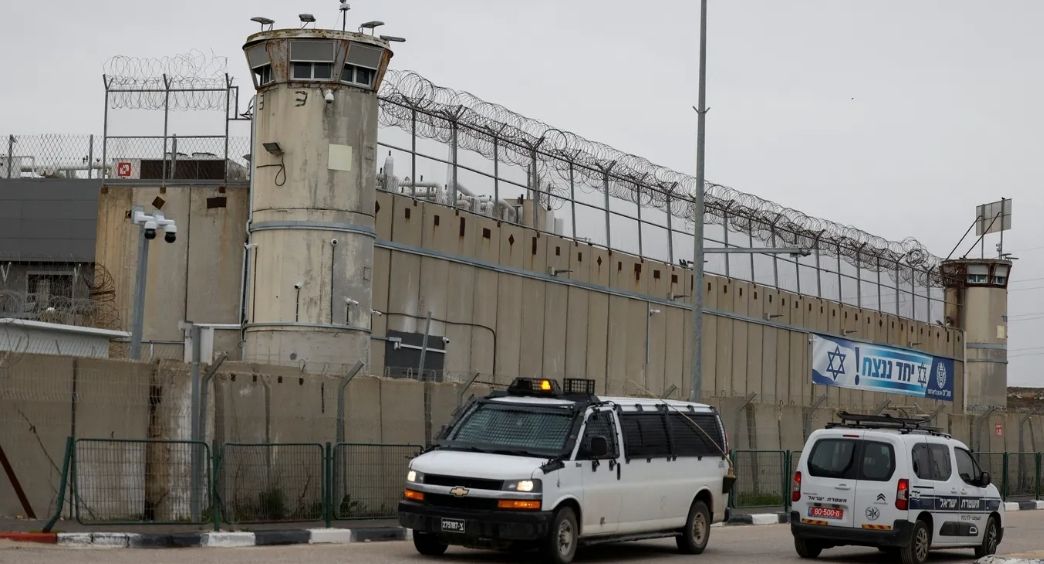 «بدأ العد التنازلي لتنفيذ صفقة التبادل».. إسرائيل تبدأ نقل الأسرى الفلسطينيين تمهيداً للإفراج عنهم - الخليج الان