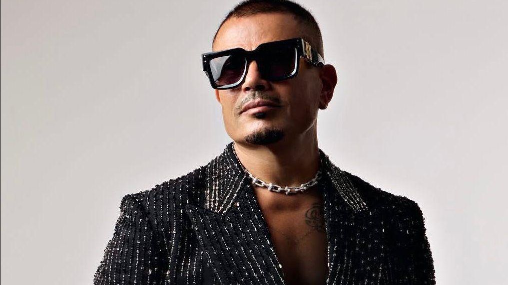 في عيد ميلاده.. ماذا قال عمرو دياب عن سر شبابه الدائم واتهامه بالغرور ؟ - الخليج الان