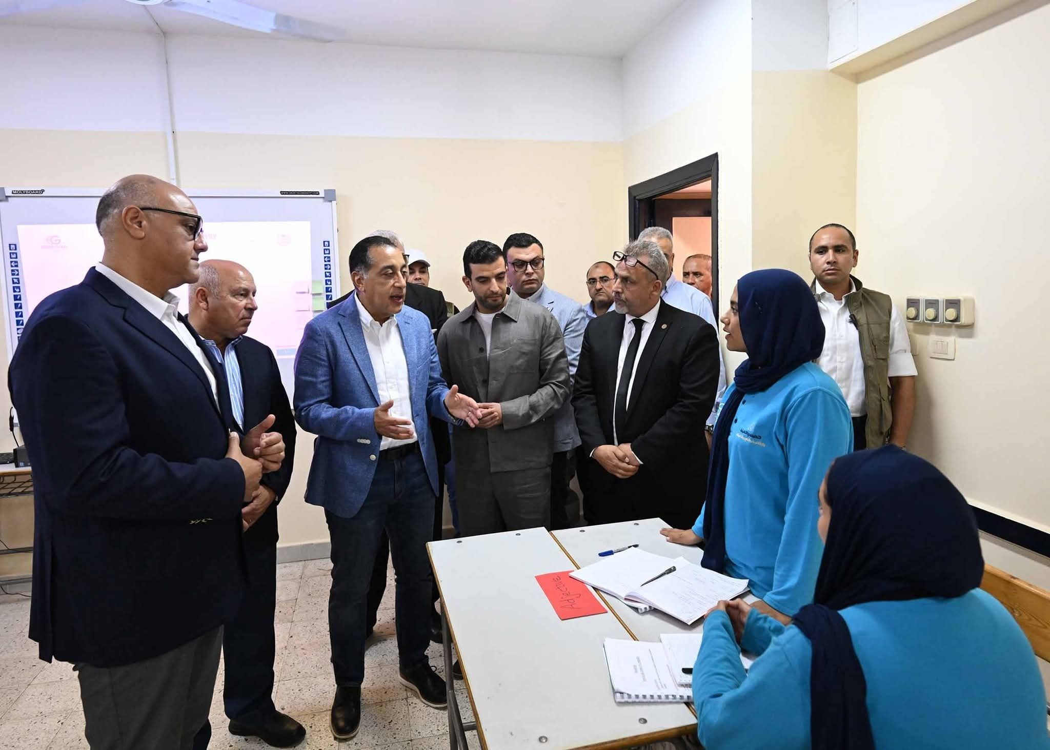 خلال جولته بالقليوبية.. رئيس الوزراء يُحيي الفتاة المصرية في اليوم العالمي للفتاة - الخليج الان