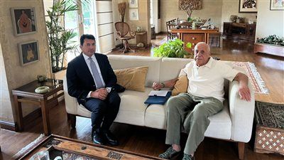 وزير الرياضة يطمئن على الحالة الصحية للكابتن حسين لبيب ويزوره في المنزل - الخليج الان