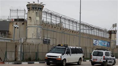 «بدأ العد التنازلي لتنفيذ صفقة التبادل».. إسرائيل تبدأ نقل الأسرى الفلسطينيين تمهيداً للإفراج عنهم - الخليج الان