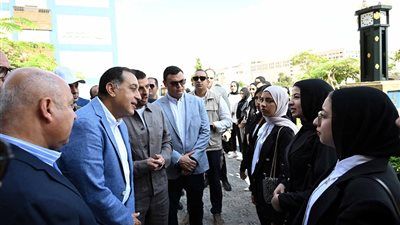 خلال جولته بالقليوبية.. رئيس الوزراء يُحيي الفتاة المصرية في اليوم العالمي للفتاة - الخليج الان