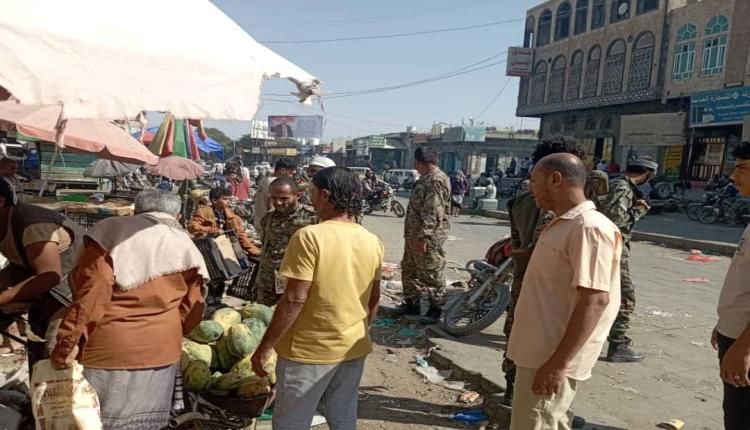 مدير مكتب النقل بالضالع يشرف على حملة لإزالة العشوائيات وتنظيم الأسواق استعدادًا لاحتفالات 14 أكتوبر