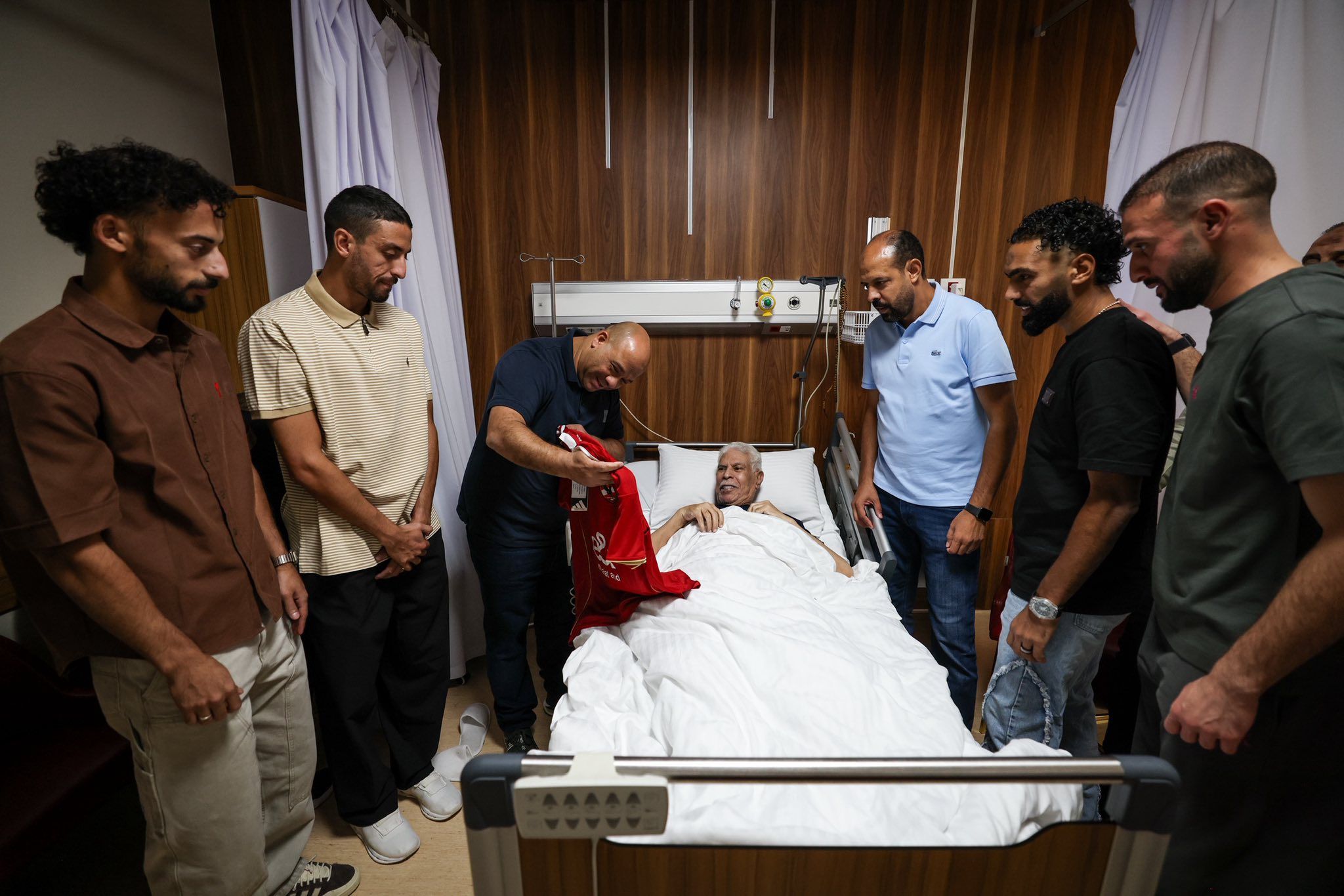 وفد من الأهلي بقيادة عماد النحاس ولاعبي الفريق في زيارة لـ حسن شحاتة (صور) - الخليج الان