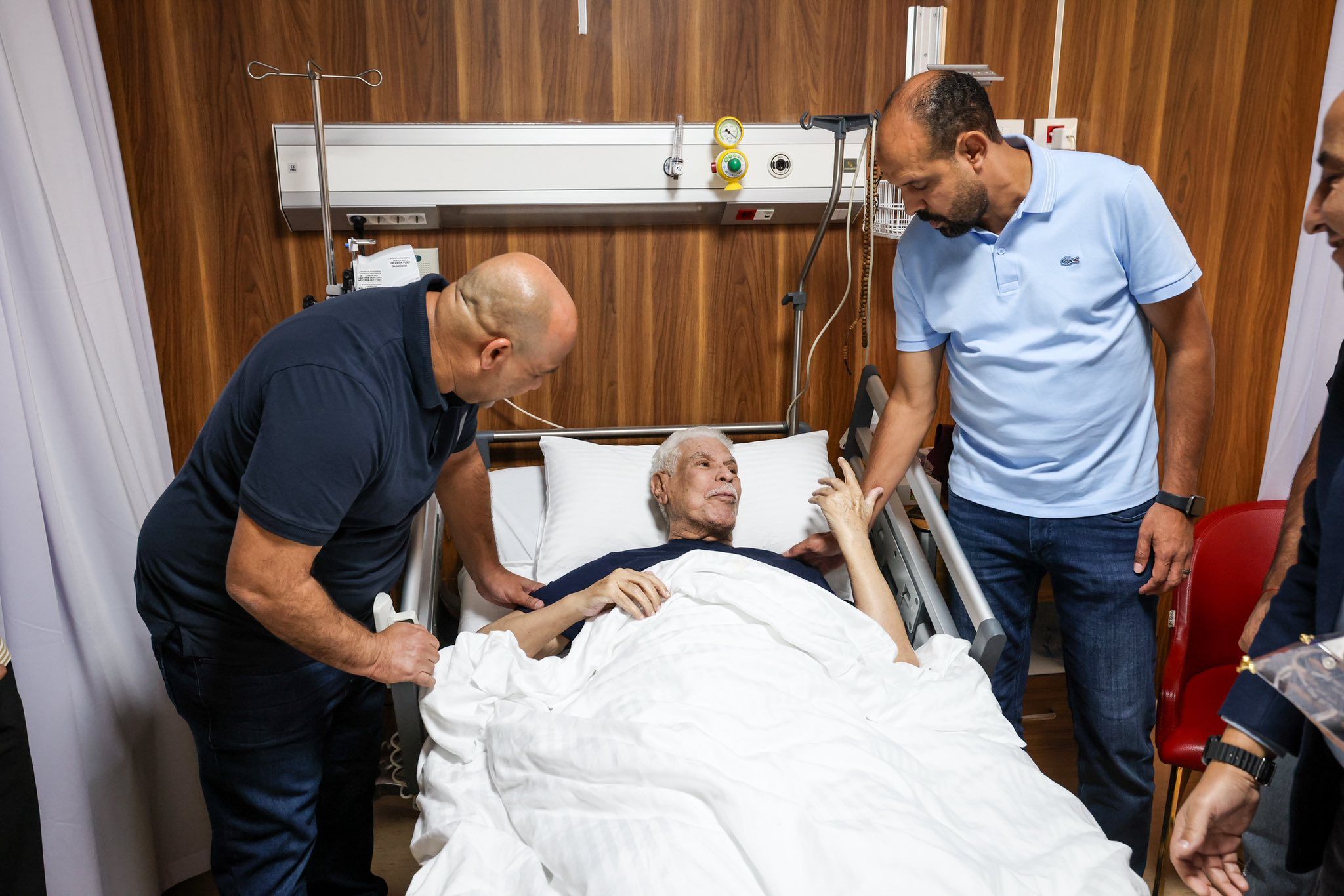 وفد من الأهلي بقيادة عماد النحاس ولاعبي الفريق في زيارة لـ حسن شحاتة (صور) - الخليج الان