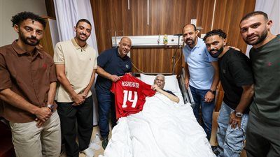 وفد من الأهلي بقيادة عماد النحاس ولاعبي الفريق في زيارة لـ حسن شحاتة (صور) - الخليج الان