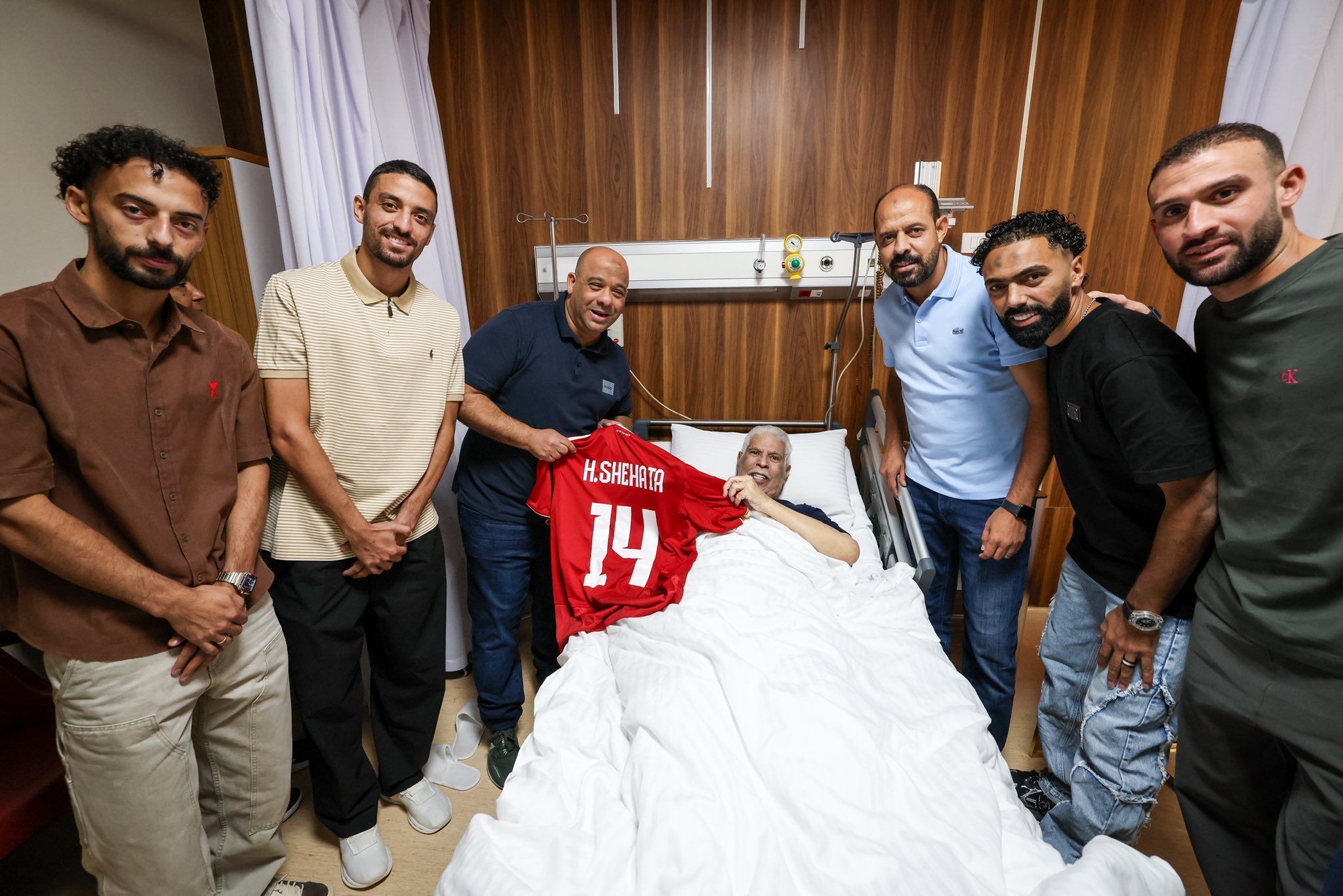 وفد من الأهلي بقيادة عماد النحاس ولاعبي الفريق في زيارة لـ حسن شحاتة (صور) - الخليج الان