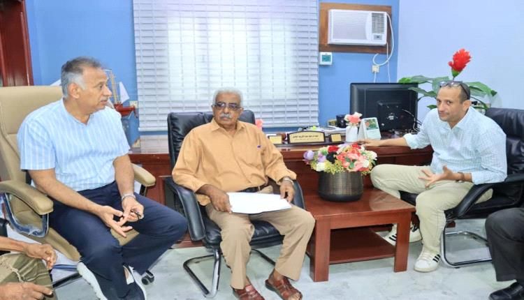 باخبيرة والجاوي يناقشان آلية تنفيذ مشروع تصريف مياه الأمطار واستبدال مولد مضخة مياه في المعلا