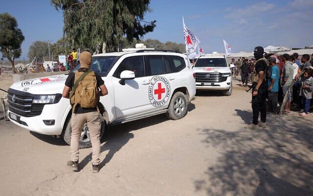 «بعد 738 يوماً».. حماس تسلم جميع الرهائن الأحياء الـ20 إلى إسرائيل|صور - الخليج الان