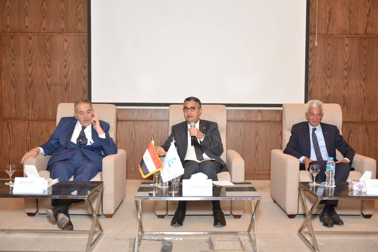 وزير التموين خلال اجتماعا مع اتحاد العام الغرف التجارية: لا تهاون مع أي ممارسات تضر بالمواطن - الخليج الان