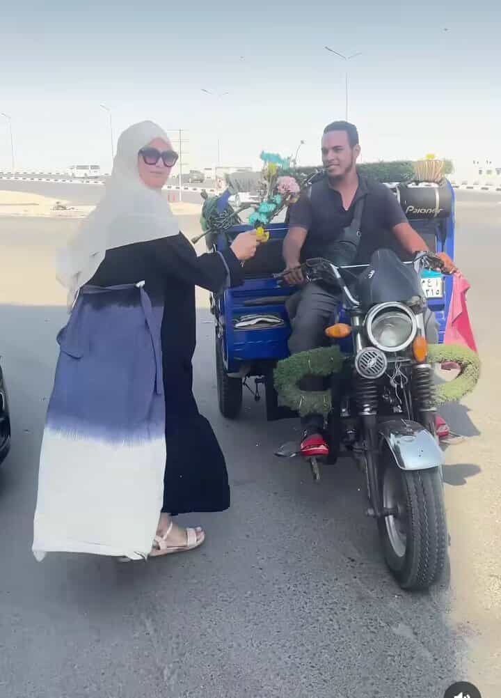 احتفالا بـ قمة شرم الشيخ للسلام.. سما المصري توزع ورود في الشارع المصري - الخليج الان