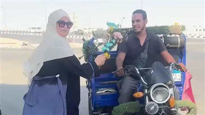 احتفالا بـ قمة شرم الشيخ للسلام.. سما المصري توزع ورود في الشارع المصري - الخليج الان