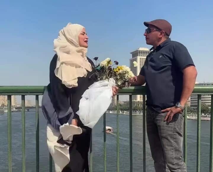 احتفالا بـ قمة شرم الشيخ للسلام.. سما المصري توزع ورود في الشارع المصري - الخليج الان