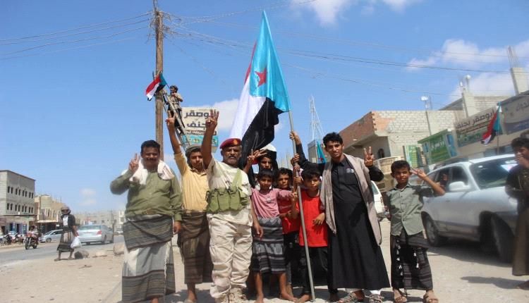 انتقالي ميفعة يدشن حملة رفع أعلام الجنوب وصور الرئيس الزبيدي