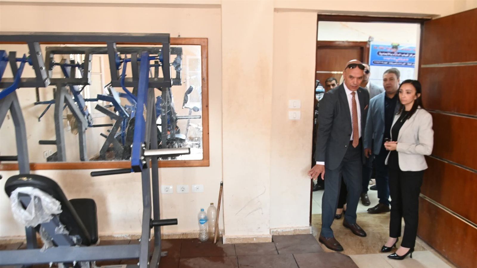 محافظ البحيرة تتابع الخدمات بقرية الأبعادية في دمنهور - الخليج الان