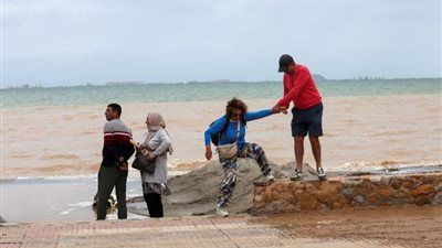 العاصفة أليس تثير الفوضى في إسبانيا.. الفيضانات تحاصر الناس في السيارات - الخليج الان