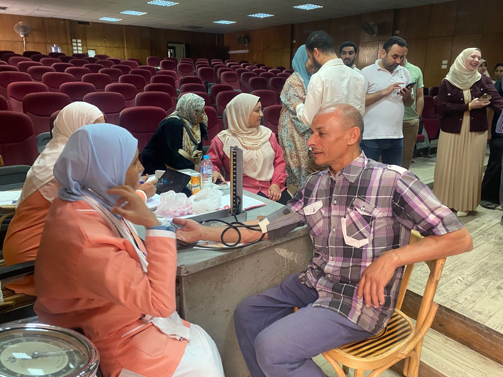 صحة المنيا: توقيع الكشف الطبي على 450 حالة خلال قافلة طبية بالوحدة المحلية بسمالوط - الخليج الان