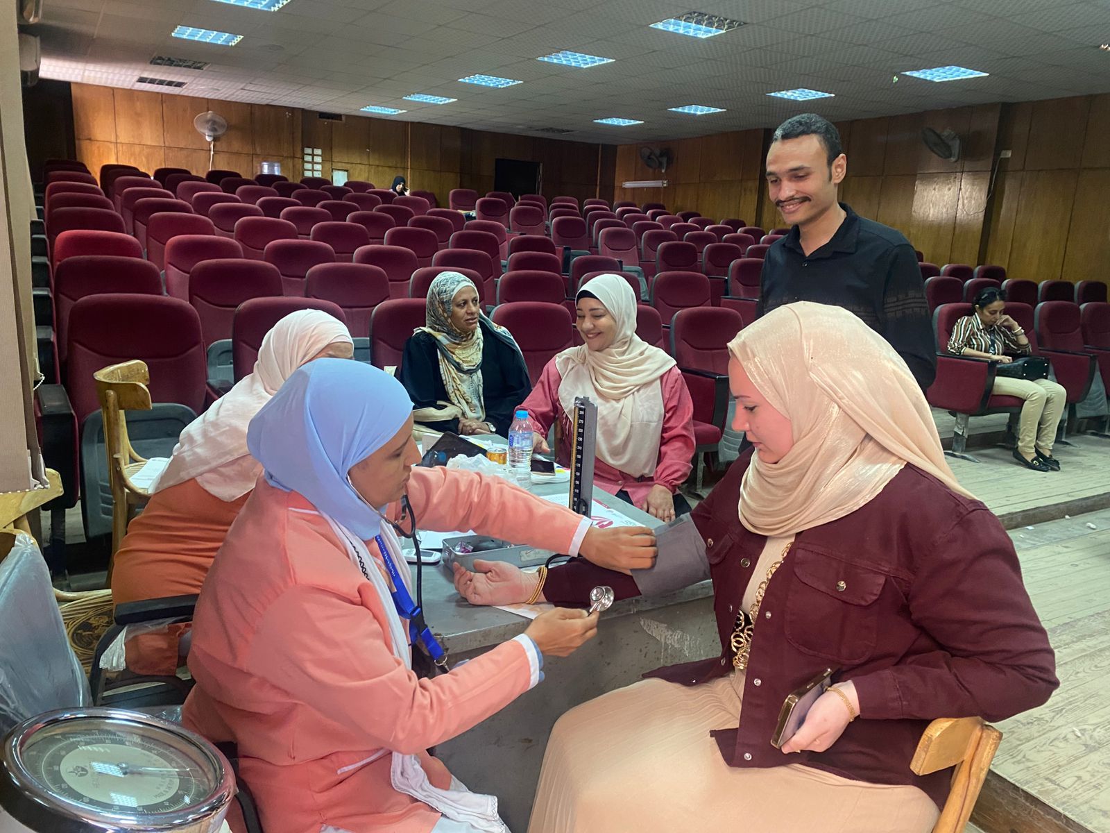 صحة المنيا: توقيع الكشف الطبي على 450 حالة خلال قافلة طبية بالوحدة المحلية بسمالوط - الخليج الان