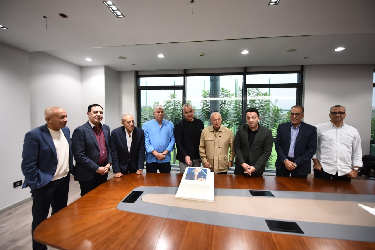 اتحاد الكرة يُكرّم الإعلامي سيف زاهر بعد تعيينه بمجلس الشيوخ - الخليج الان