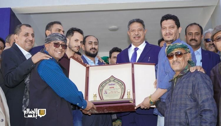 أسرة الشهيد يحيى الشوبجي تكرم الشيخ محسن القشم بدرع الوفاء تقديرًا لعطائه الإنساني ومواقفه الوطنية