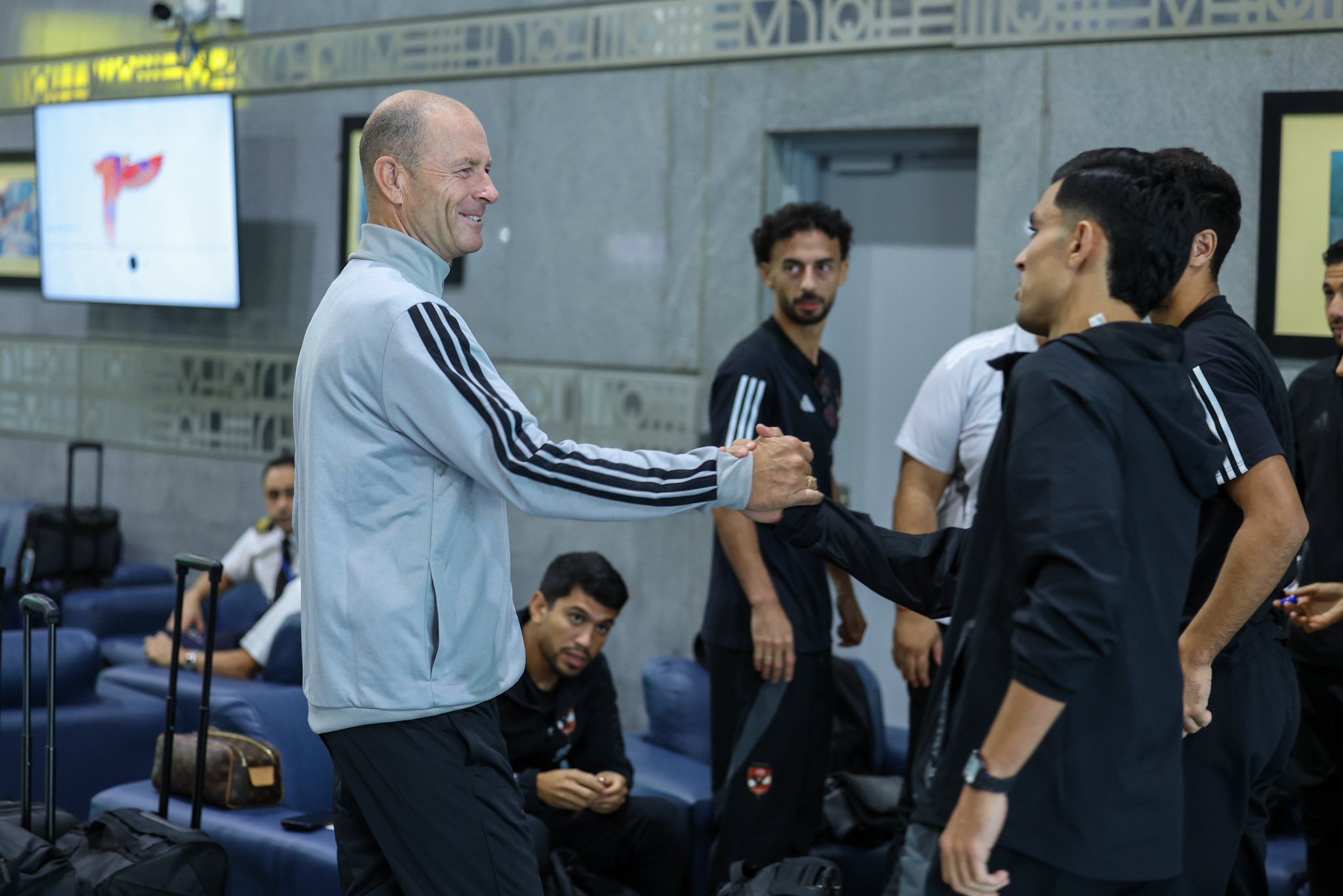 بعثة الأهلي تصل مطار القاهرة استعدادًا للسفر إلى بوروندي لخوض مباراة إيجل نوار بدوري الأبطال - الخليج الان