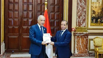 حسان الملاح يتسلم كارنيه عضوية مجلس الشيوخ 2025 - الخليج الان