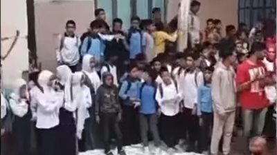 لحظة وداع مؤلمة .. طلاب مدرسة إبتدائية بـ الشرقية يشاركون في جنازة معلمهم بعد وفاته - الخليج الان