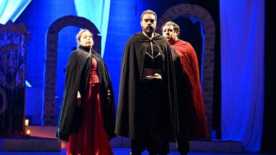 من يكون".. تجربة مسرحية تعيد قراءة شخصية هاملت ضمن ملتقى شباب المخرجين - الخليج الان