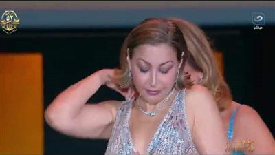 فستانها اتقطع.. منة شلبي تتعرض لموقف محرج اثناء تسلم جائزتها في مهرجان الجونة - الخليج الان